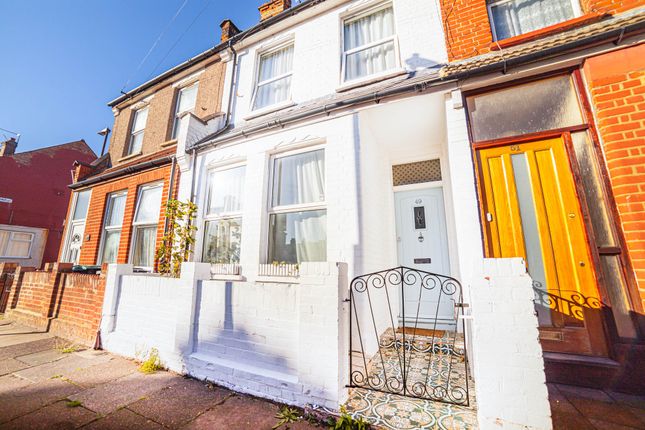 2 bed property, in Rosebery Avenue, £580,000