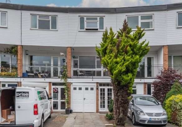 3 bed property, in The Drummonds, £625,000