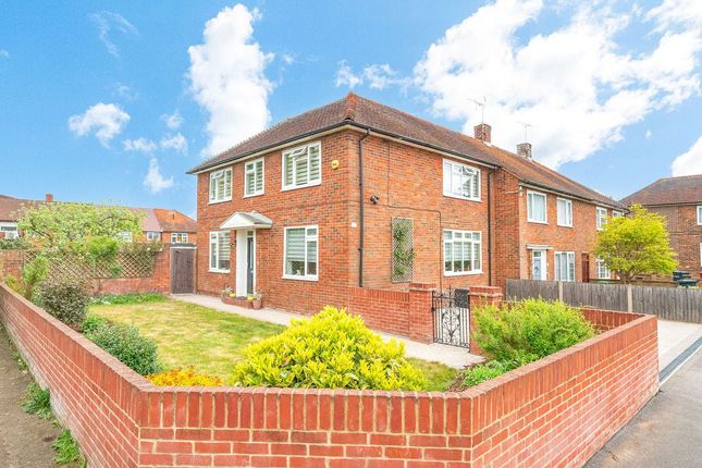 4 bed property, in Farnham Lane, £575,000