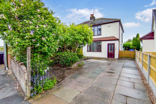 2 bed property, in Long Lane, £215,000