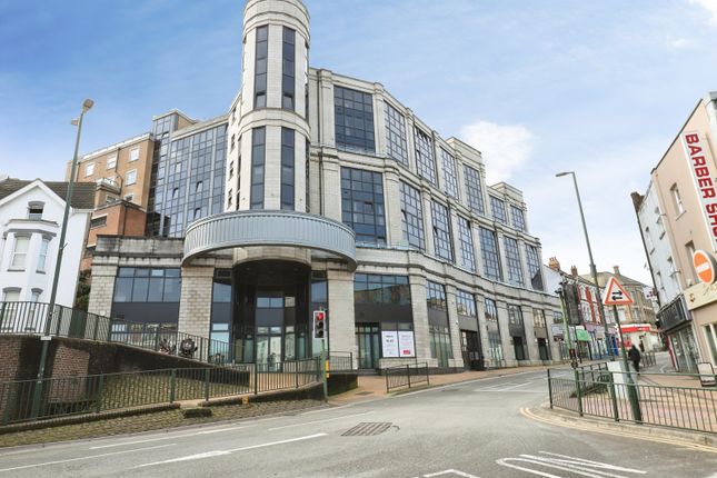 2 bed property, in Commercial Road, £120,000