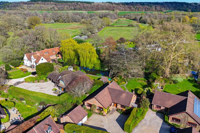 4 bed property, in Tidmarsh, £950,000