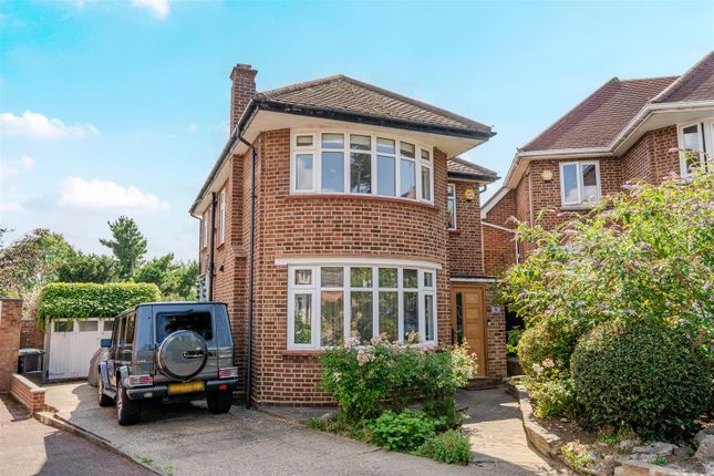 3 bed property, in Hadley Close, £925,000