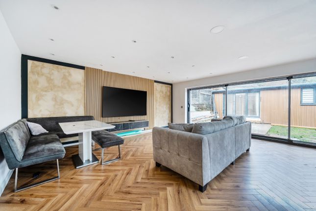 6 bed property, in New Road Close, £775,000