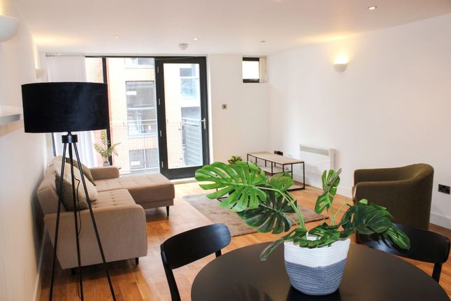 2 bed property, in Isaac Way, £200,000