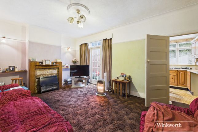 3 bed property, in Fairfields Crescent, £480,000