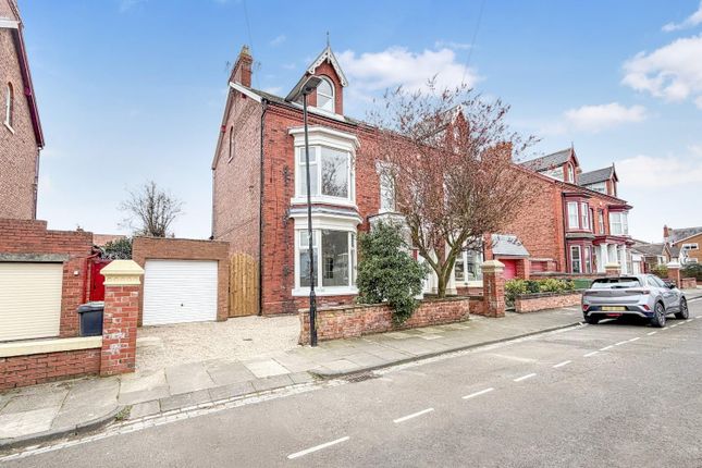 5 bed property, in Hutton Avenue, £385,000