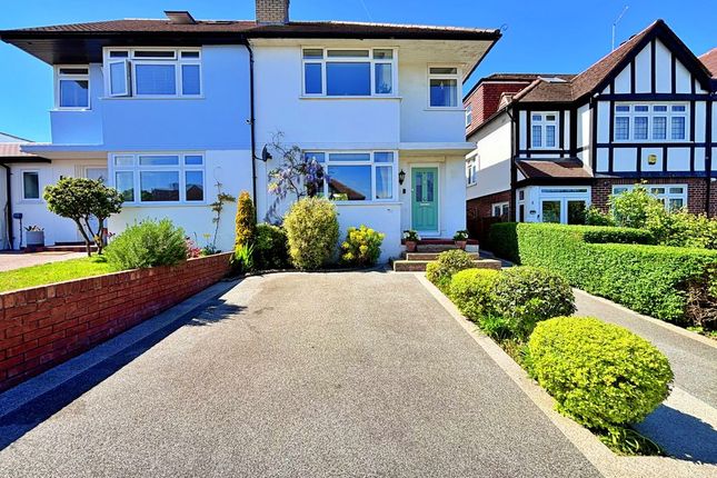 3 bed property, in Chinnor Crescent, £620,000