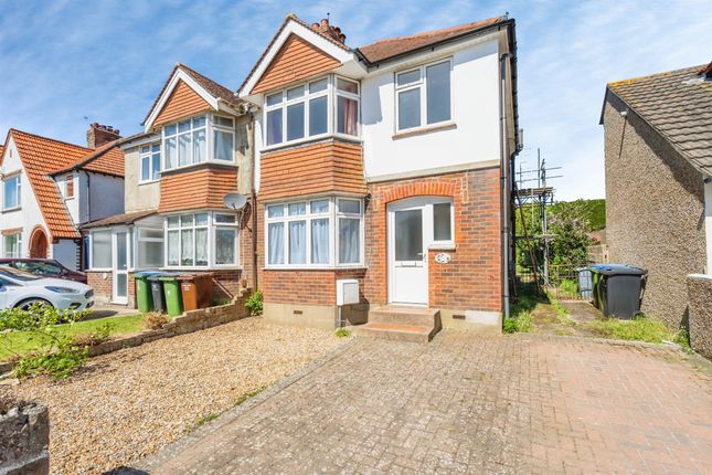 2 bed property, in Central Avenue, £270,000