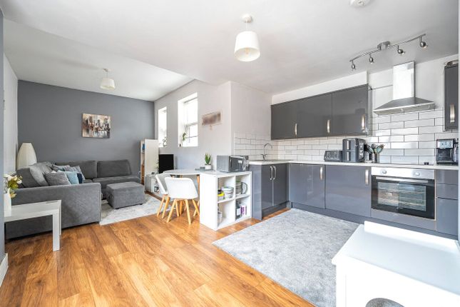 2 bed property, in Duncan Road, £170,000