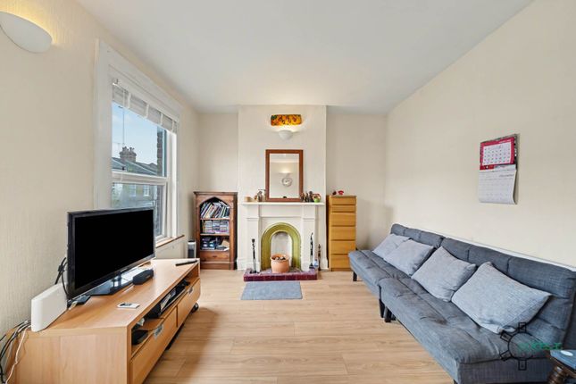 1 bed property, in Newlyn Road, £325,000