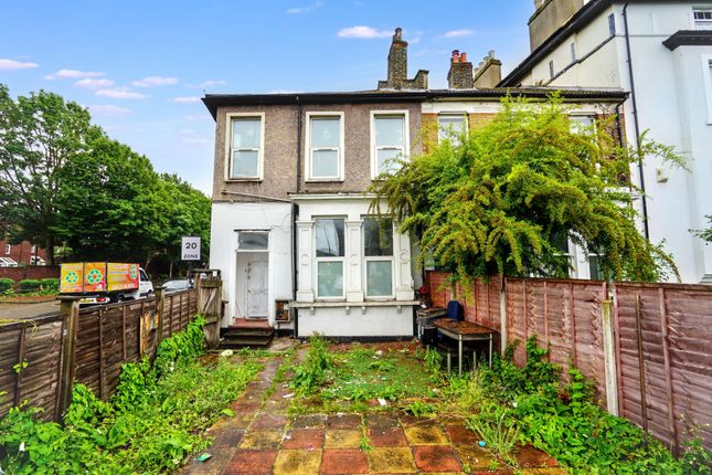 3 bed property, in Queens Road, £260,000