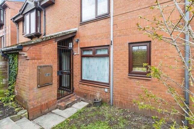 1 bed property, in Dickinson Court, £60,000