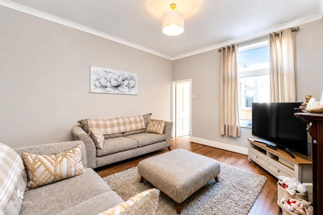 2 bed property, in George Street, £120,000
