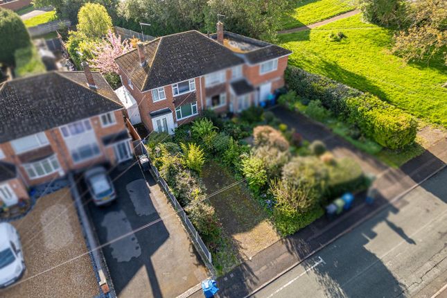 3 bed property, in Woodhouse Lane, £250,000