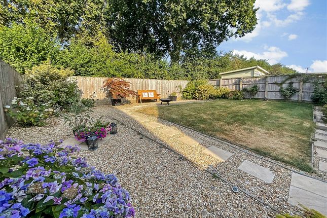 4 bed property, in Hollybush Close, £465,000