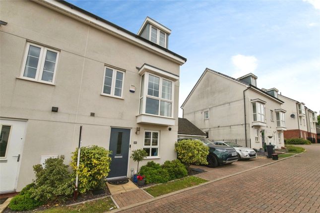 3 bed property, in Newcourt Way, £350,000