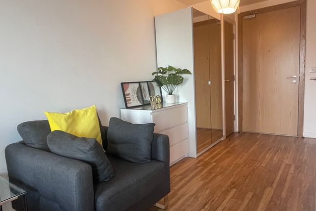 Studio, in Michigan Avenue, £125,000