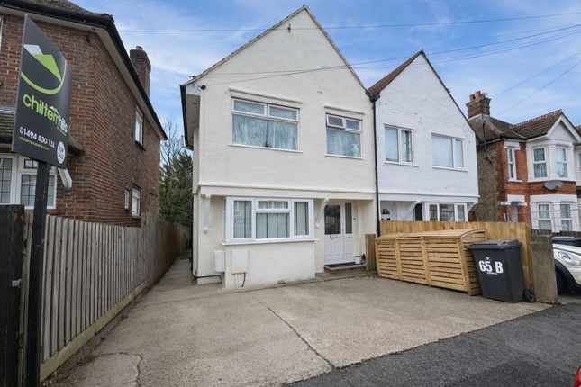 2 bed property, in Roberts Road HP13, £250,000