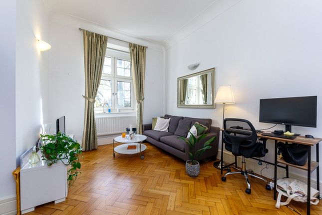2 bed property, in Rosebery Avenue, £675,000