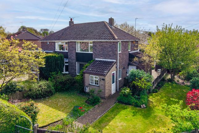 2 bed property, in Warren Road, £240,000