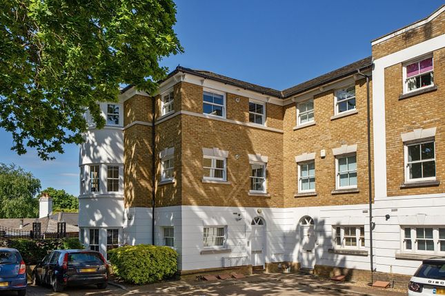 2 bed property, in Cedars Close, £475,000