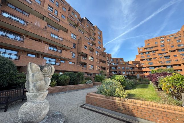 3 bed property, in Flat 90 Free Trade Wharf, £300,000