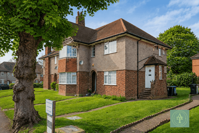 2 bed property, in Oakwood Close, £375,000