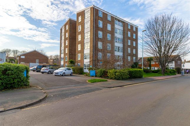 1 bed property, in Clifton Road, £165,000