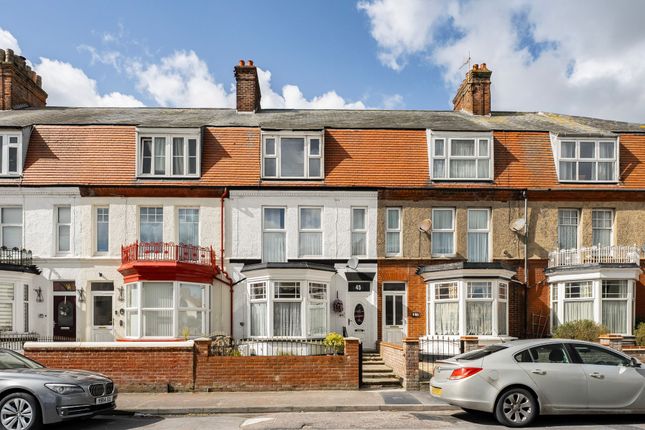 6 bed property, in North Denes Road, £270,000