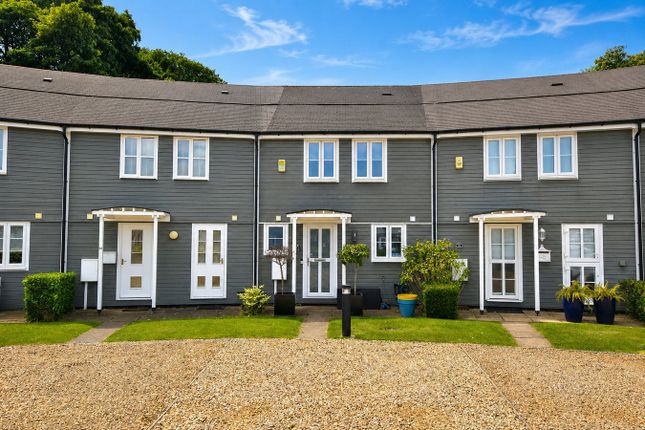 2 bed property, in Crescent Lodge, £215,000