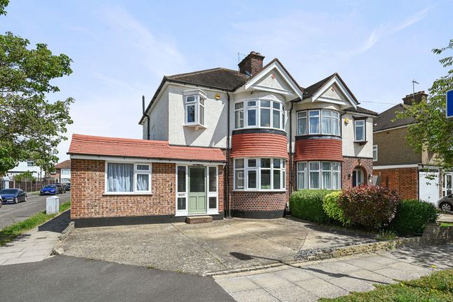 4 bed property, in Parkthorne Close, £735,000
