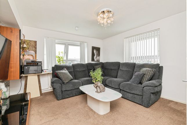 1 bed property, in School Road, £115,000
