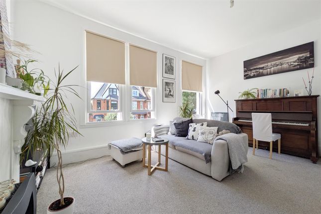 3 bed property, in Lordship Lane, £925,000