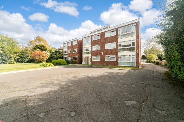 2 bed property, in Foxgrove Road, £300,000