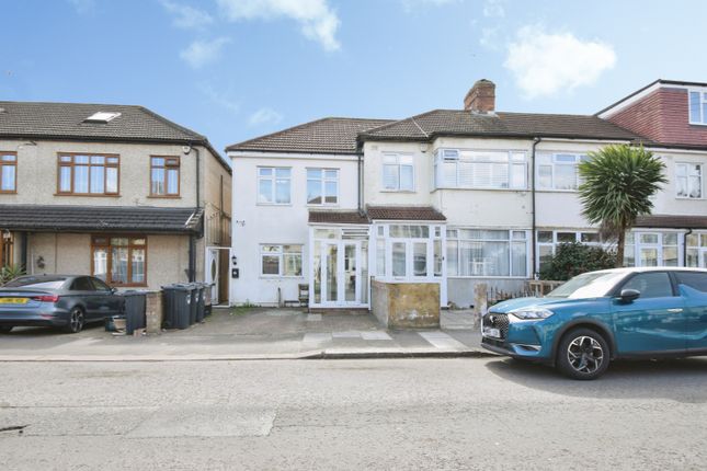4 bed property, in Mortlake Road, £675,000