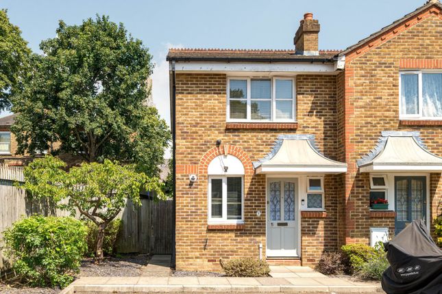 2 bed property, in Parkside Close, £500,000