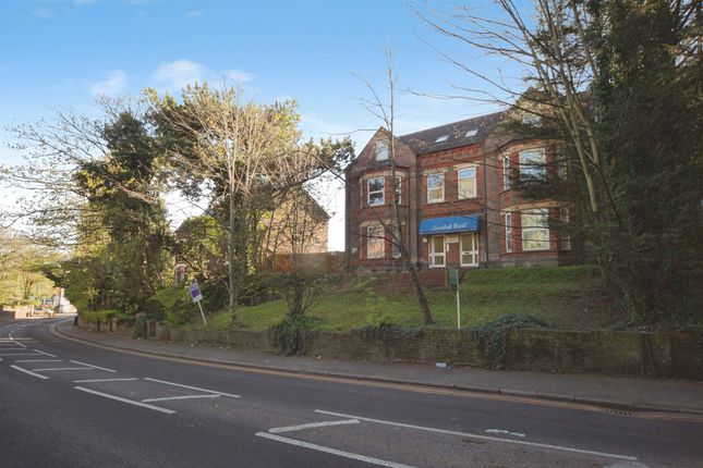1 bed property, in London Road, £150,000
