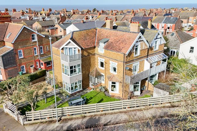5 bed property, in Glebe Avenue, £550,000
