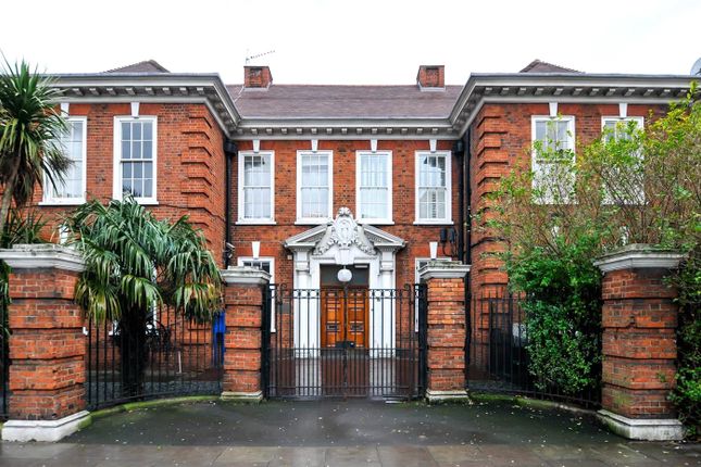 2 bed property, in Kingsland Road, £750,000