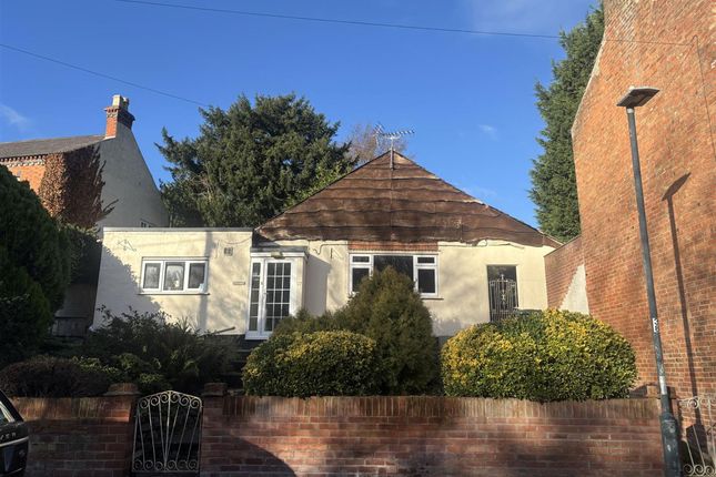 2 bed property, in Main Street, £300,000