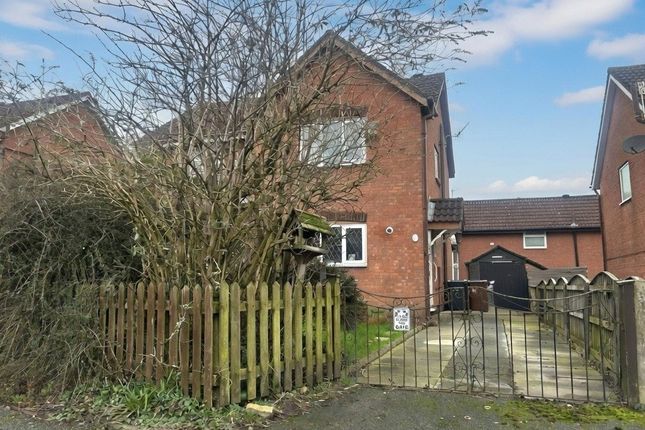 2 bed property, in Roe Lane, £160,000