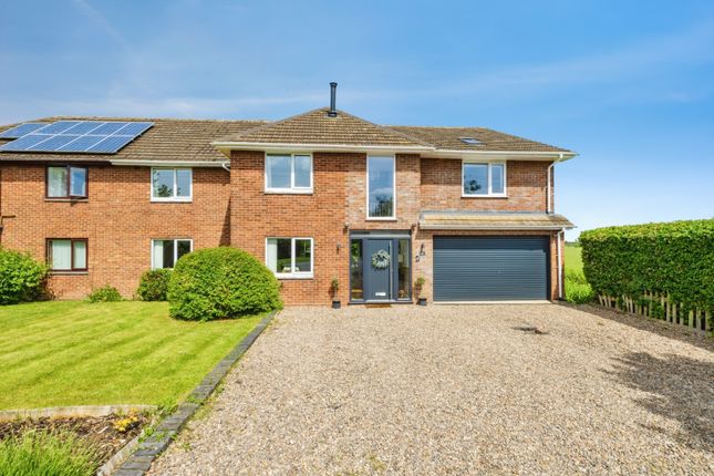 5 bed property, in Tudor Close, £350,000