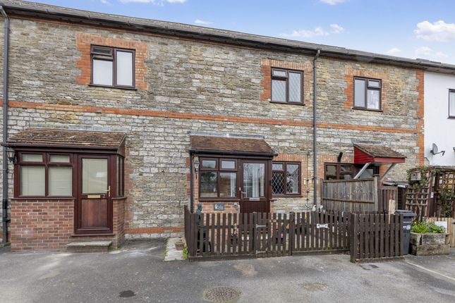 2 bed property, in Glovers Close, £165,000