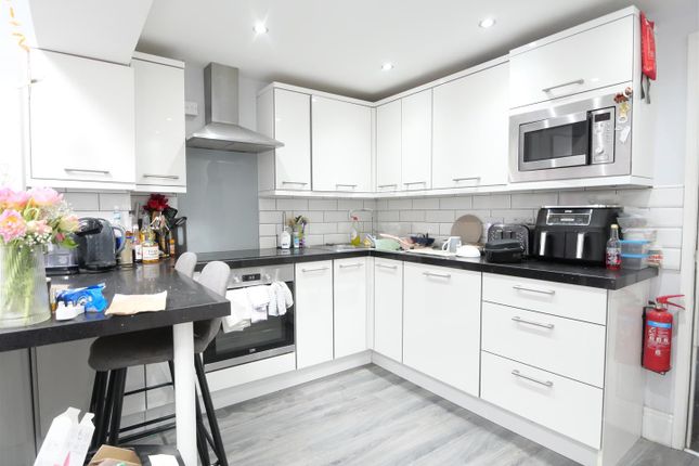 6 bed property, in Brook Street, £575,000