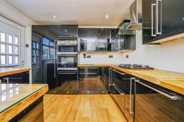 3 bed property, in Kirklees Drive, £400,000
