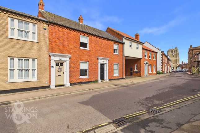 2 bed property, in Old College Close, £280,000