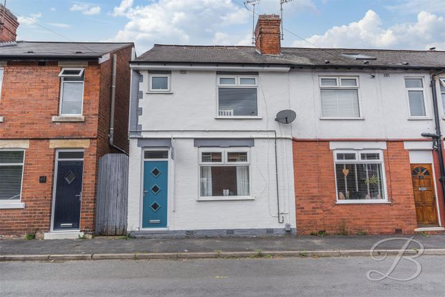 2 bed property, in Smith Street, £135,000