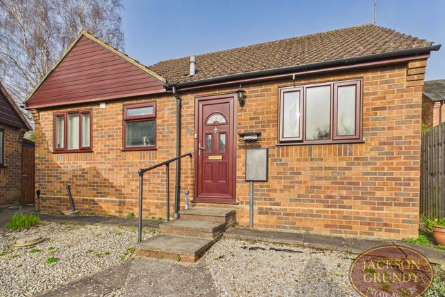 2 bed property, in Holmleigh Close, £210,000