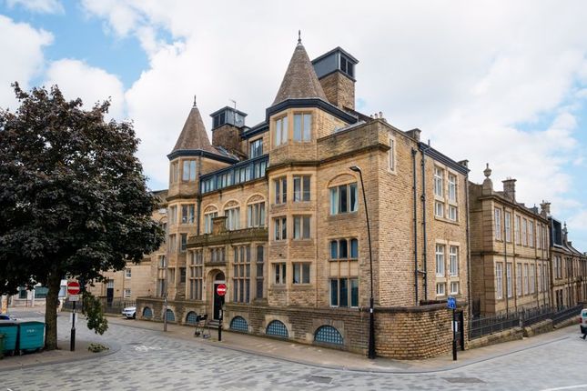 2 bed property, in Bow House, £150,000
